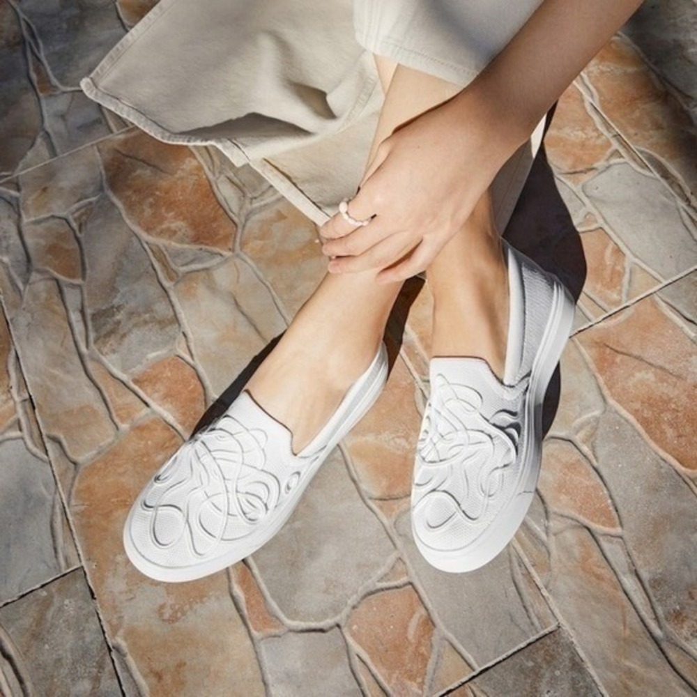 VIVAIA White Slip On Sneakers Embossed Design Casual Comfort EU/39 US/8